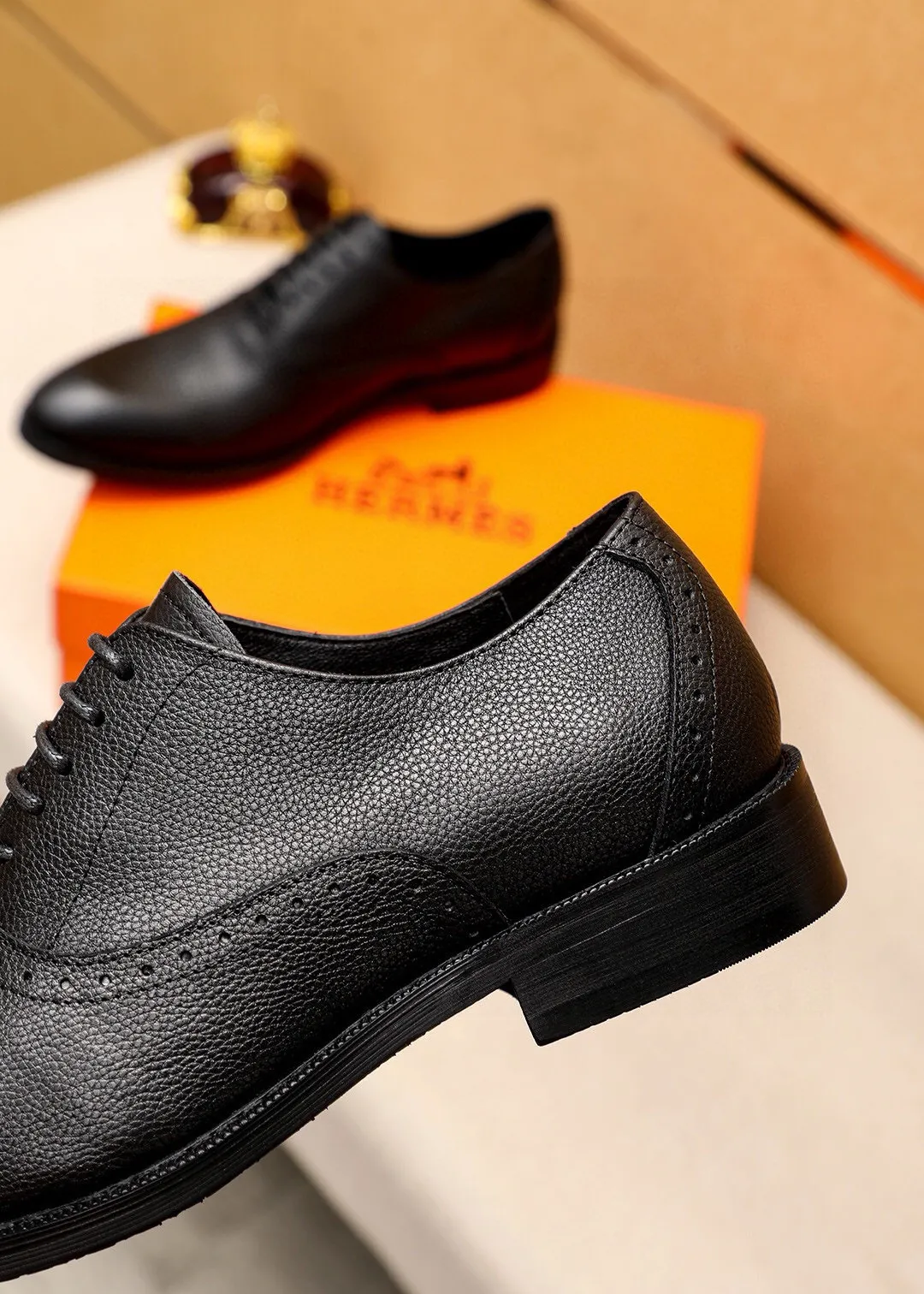 Men's shoes 💰460 💐 Product trademark: HERMES "Hermès" business leather shoes Regular size: 38-44 (45🉑️customized) Product materials: Selected imported first-layer pebbled calfskin upper, imported water-dyed 🐂 cowhide lining. Strong three-dimensional visual effect, non-slip and wear-resistant combination outsole Color: 2⃣️colors available
